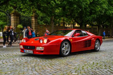 Almanya, Fulda - Jul 2019: kırmızı Ferrari Testarossa Type F110 coupe, Ferrari tarafından üretilen 12 silindirli orta motorlu spor otomobil.