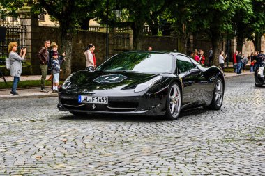 Almanya, Fulda - Jul 2019: siyah Ferrari 458 Spider coupe tanıtıldı 2011 Frankfurt Otomobil Fuarı'nda. 458 Italia'nın bu dönüştürülebilir varyantı, alüminyum geri çekilebilir bir hardtop ait,