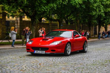 Almanya, Fulda - Jul 2019: kırmızı Ferrari 550 Maranello coupe Type F133, Ferrari tarafından 1996-2001 yılları arasında üretilen ön motorlu V12 2 koltuklu büyük tur. 550 Maranello, Ferrari'nin cepheye dönüşünü işaretledi.-