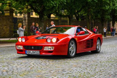 Almanya, Fulda - Jul 2019: kırmızı Ferrari Testarossa Type F110 coupe, Ferrari tarafından üretilen 12 silindirli orta motorlu spor otomobil.
