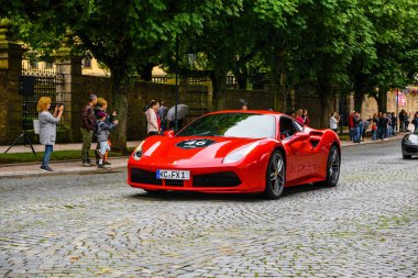 Almanya, Fulda - Jul 2019: kırmızı Ferrari 488 coupe Type F142m, İtalyan otomobil üreticisi Ferrari tarafından üretilen orta motorlu spor otomobil. Araba önemli bir dış ile 458 için bir güncelleme