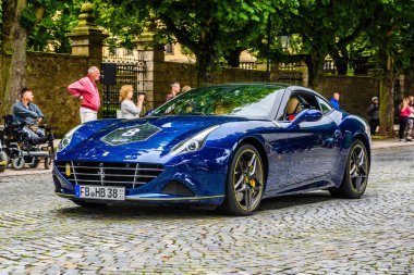 Almanya, Fulda - Jul 2019: lacivert Ferrari California Type F149 coupe, İtalyan otomotiv üreticisi Ferrari tarafından üretilen büyük bir touring spor otomobildir. Bu iki kapılı sert üst cabrio olduğunu. Wh