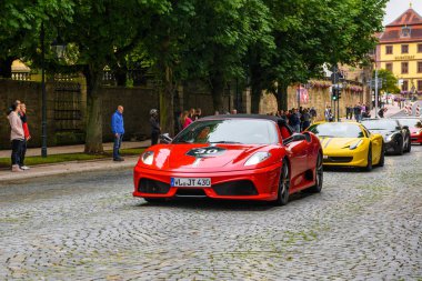Almanya, Fulda - Jul 2019: kırmızı Ferrari F430 Type F131 cabrio, İtalyan otomobil üreticisi Ferrari tarafından 2004-2009 yılları arasında Üretilen bir spor otomobildir. Araba bir 