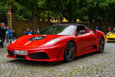 Almanya, Fulda - Jul 2019: kırmızı Ferrari F430 Type F131 cabrio, İtalyan otomobil üreticisi Ferrari tarafından 2004-2009 yılları arasında Üretilen bir spor otomobildir. Araba bir 