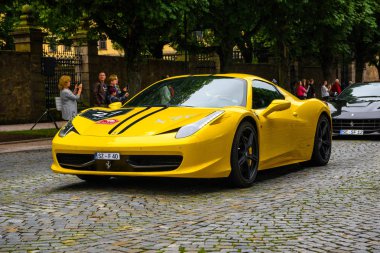 Almanya, Fulda - Jul 2019: sarı Ferrari 458 Spider coupe i oldu