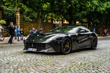 Almanya, Fulda - Jul 2019: koyu gri Ferrari F12 Berlinetta coupe de gayri resmi F12 Berlinetta veya F12 olarak anılacaktır ve gayri resmi kısa F12b için F12b olarak stilize bir ön m