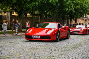 Almanya, Fulda - Jul 2019: kırmızı Ferrari 488 coupe Type F142m, İtalyan otomobil üreticisi Ferrari tarafından üretilen orta motorlu spor otomobil. Araba önemli bir dış ile 458 için bir güncelleme