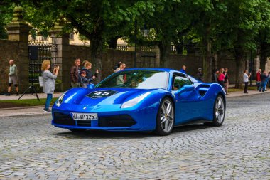 Almanya, Fulda - Jul 2019: mavi Ferrari 488 coupe Type F142m, İtalyan otomobil üreticisi Ferrari tarafından üretilen orta motorlu spor otomobil. Araba önemli bir dış ile 458 için bir güncelleme