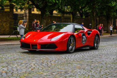 Almanya, Fulda - Jul 2019: kırmızı Ferrari 488 coupe Type F142m, İtalyan otomobil üreticisi Ferrari tarafından üretilen orta motorlu spor otomobil. Araba önemli bir dış ile 458 için bir güncelleme