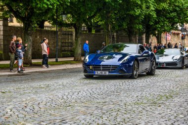 Almanya, Fulda - Jul 2019: lacivert Ferrari California Type F149 coupe, İtalyan otomotiv üreticisi Ferrari tarafından üretilen büyük bir touring spor otomobildir. Bu iki kapılı sert üst cabrio olduğunu. Wh