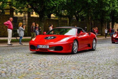 Almanya, Fulda - Jul 2019: kırmızı Ferrari F430 Type F131 cabrio, İtalyan otomobil üreticisi Ferrari tarafından 2004-2009 yılları arasında Üretilen bir spor otomobildir. Araba bir 