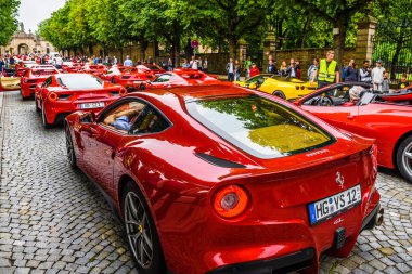 Almanya, Fulda - Jul 2019: kırmızı Ferrari F12 Berlinetta coupe de gayri resmi F12 Berlinetta veya F12 olarak anılacaktır ve gayri resmi kısa F152 tipi f12b olarak stilize bir ön orta eng olduğunu