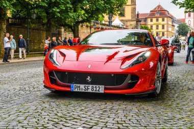 Almanya, Fulda - Jul 2019: kırmızı Ferrari 812 Superfast Type F152m, İtalyan spor otomobil üreticisi Ferrari tarafından üretilen ve 2017'de ilk kez üretilen bir ön orta motor, arkadan itişli büyük tur