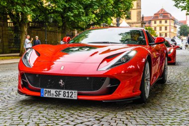 Almanya, Fulda - Jul 2019: kırmızı Ferrari 812 Superfast Type F152m, İtalyan spor otomobil üreticisi Ferrari tarafından üretilen ve 2017'de ilk kez üretilen bir ön orta motor, arkadan itişli büyük tur