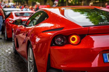 Almanya, Fulda - Jul 2019: kırmızı Ferrari 812 Superfast Type F152m, İtalyan spor otomobil üreticisi Ferrari tarafından üretilen ve 2017'de ilk kez üretilen bir ön orta motor, arkadan itişli büyük tur