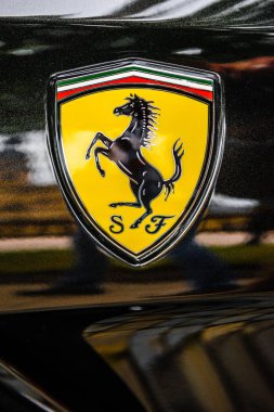 Almanya, Fulda - Jul 2019: Siyah bir araba üzerinde Ferrari logosu yakın çekim