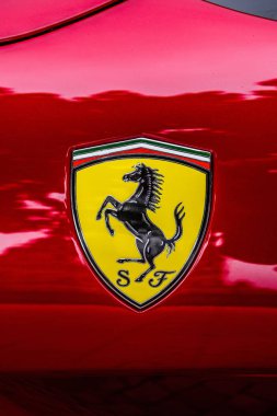 Almanya, Fulda - Jul 2019: Kırmızı bir araba üzerinde Ferrari logosu yakın çekim