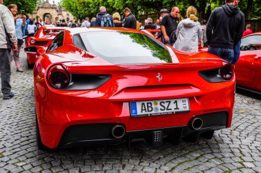 Almanya, Fulda - Jul 2019: kırmızı Ferrari 488 Spider Type F142m coupe dikiz ışıkları İtalyan otomobil üreticisi Ferrari tarafından üretilen bir orta motorlu spor otomobil. Araba 45 için bir güncelleme