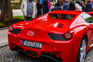 Almanya, Fulda - Jul 2019: kırmızı Ferrari 458 Spider coupe tanıtıldı 2011 Frankfurt Otomobil Fuarı'nda. 458 Italia'nın bu dönüştürülebilir varyantı, alüminyum geri çekilebilir bir hardtop ait olan, acc