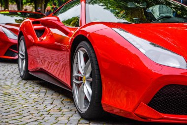 Almanya, Fulda - Jul 2019: kırmızı Ferrari 488 coupe Type F142m, İtalyan otomobil üreticisi Ferrari tarafından üretilen orta motorlu spor otomobil. Araba önemli bir dış ile 458 için bir güncelleme