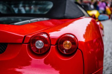 Almanya, Fulda - Jul 2019: kırmızı Ferrari F430 Type F131 cabrio, İtalyan otomobil üreticisi Ferrari tarafından 2004-2009 yılları arasında Üretilen bir spor otomobildir. Araba bir 
