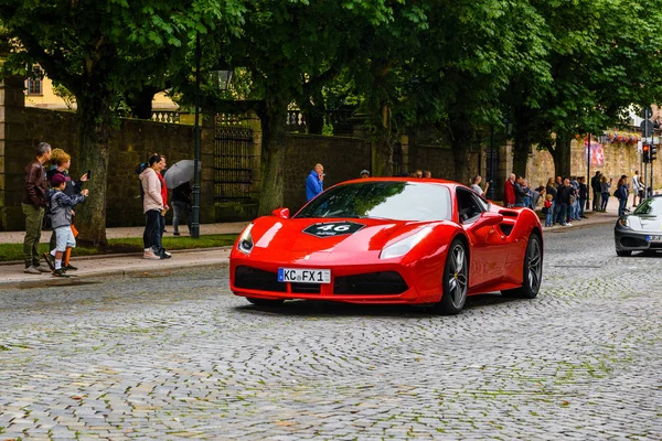 Німеччина, Фульда-2019 липня: червоний Ferrari 488 купе типу F142m є середнього двигуна спортивного автомобіля виробництва італійського автовиробника Ferrari. Автомобіль є оновлення до 458 з помітним екстер'єр — стокове фото