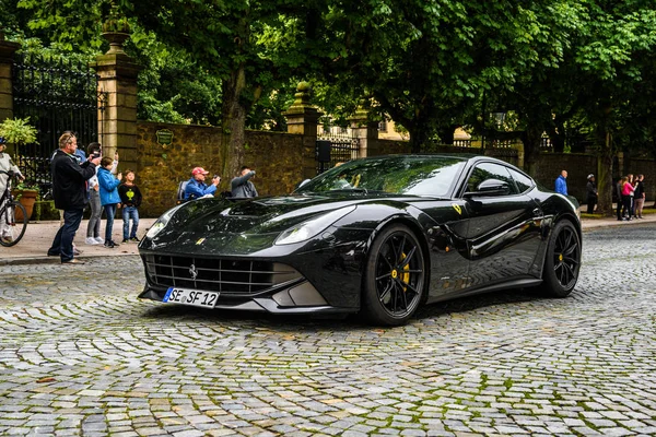 Deutschland, fulda - jul 2019: dunkelgrauer ferrari f12 berlinetta coupe auch inoffiziell als f12 berlinetta oder f12 bezeichnet und inoffiziell als f12b für kurzen typ f152 stilisiert ist ein vorderer m — Stockfoto