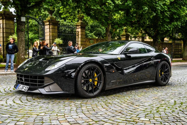 Німеччина, Фульда-Липень 2019: темно-сірий Ferrari F12 Берлінський купе також неофіційно згадується як F12 Берлінета або F12, і неофіційно стилізованих як F12b для короткого типу F152 є передня m — стокове фото