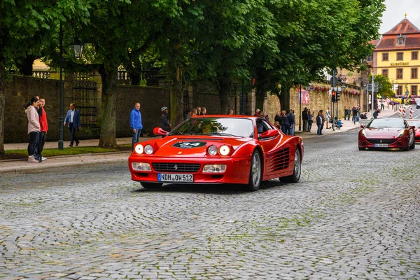 ALEMANHA, FULDA - JUL 2019: vermelho FERRARI TESTAROSSA Tipo F110 coupé é um carro esportivo de 12 cilindros mid-engine fabricado pela Ferrari, que entrou em produção em 1984 como o sucessor da Ferrari Ber — Fotografia de Stock