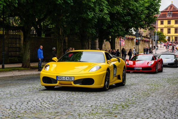 ALEMANIA, FULDA - JUL 2019: amarillo FERRARI F430 Tipo F131 coupé es un automóvil deportivo producido por el fabricante italiano de automóviles Ferrari de 2004 a 2009 como sucesor del Ferrari 360. El coche es un — Foto de Stock