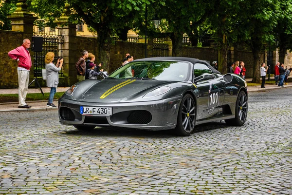 ALEMANIA, FULDA - JUL 2019: gris oscuro FERRARI F430 Tipo F131 cabrio es un automóvil deportivo producido por el fabricante italiano de automóviles Ferrari de 2004 a 2009 como sucesor del Ferrari 360. El coche. — Foto de Stock