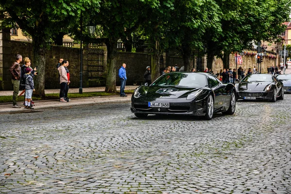 ALEMANIA, FULDA - JUL 2019: el cupé negro FERRARI 458 SPIDER se presentó en el Salón del Automóvil de Frankfurt 2011. Esta variante convertible de la 458 Italia cuenta con una tapa dura retráctil de aluminio que, a — Foto de Stock