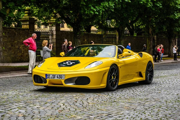 ALEMANIA, FULDA - JUL 2019: amarillo FERRARI F430 Tipo F131 cabrio — Foto de Stock