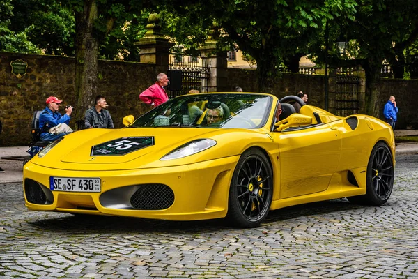 ALEMANIA, FULDA - JUL 2019: amarillo FERRARI F430 Tipo F131 cabrio es un automóvil deportivo producido por el fabricante italiano de automóviles Ferrari de 2004 a 2009 como sucesor del Ferrari 360. El coche es — Foto de Stock