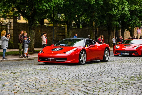 ALEMANHA, FULDA - JUL 2019: o cupê vermelho FERRARI 458 SPIDER foi introduzido no Salão Automóvel de Frankfurt 2011. Esta variante conversível do 458 Italia apresenta um hardtop retrátil de alumínio que, acc — Fotografia de Stock