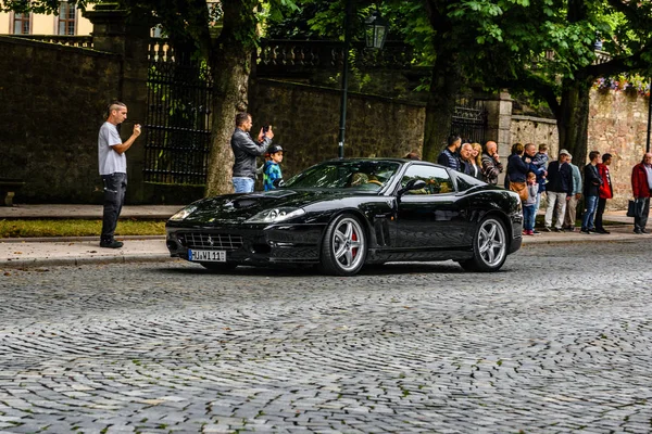 ALEMANIA, FULDA - JUL 2019: negro FERRARI 575M MARANELLO Type F133 es un gran tourer de dos asientos y dos puertas fabricado por el fabricante italiano de automóviles Ferrari. Lanzado en 2002, es esencialmente un — Foto de Stock