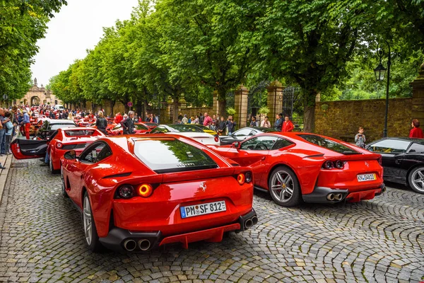 ALEMANHA, FULDA - JUL 2019: vermelho FERRARI 812 SUPERFAST Tipo F152M é um motor dianteiro mid-engine, tração traseira grande turista produzido pela fabricante italiana de automóveis esportivos Ferrari que fez sua estréia no 2017 — Fotografia de Stock