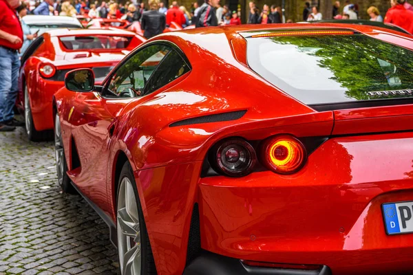 ALEMANHA, FULDA - JUL 2019: vermelho FERRARI 812 SUPERFAST Tipo F152M é um motor dianteiro mid-engine, tração traseira grande turista produzido pela fabricante italiana de automóveis esportivos Ferrari que fez sua estréia no 2017 — Fotografia de Stock