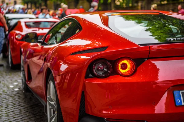 ALEMANHA, FULDA - JUL 2019: vermelho FERRARI 812 SUPERFAST Tipo F152M é um motor dianteiro mid-engine, tração traseira grande turista produzido pela fabricante italiana de automóveis esportivos Ferrari que fez sua estréia no 2017 — Fotografia de Stock