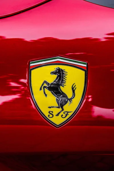 Almanya, Fulda - Jul 2019: Kırmızı bir araba üzerinde Ferrari logosu yakın çekim — Stok fotoğraf
