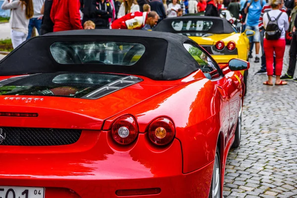 ALEMANHA, FULDA - JUL 2019: vermelho FERRARI F430 Tipo F131 cabrio é um carro esportivo produzido pela fabricante italiana de automóveis Ferrari de 2004 a 2009 como sucessor do Ferrari 360. O carro é um — Fotografia de Stock