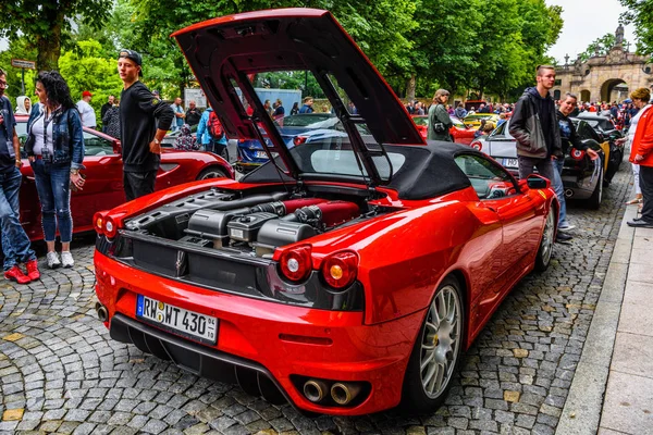 ALEMANHA, FULDA - JUL 2019: motor de cabrio vermelho FERRARI F430 Type F131 é um carro esportivo produzido pela fabricante italiana de automóveis Ferrari de 2004 a 2009 como sucessor do Ferrari 360. O c — Fotografia de Stock
