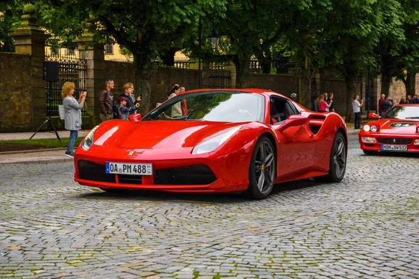 Duitsland, Fulda-jul 2019: Red Ferrari 488 Coupe type F142m is een mid-engine sportwagen geproduceerd door de Italiaanse autofabrikant Ferrari. De auto is een update van de 458 met opmerkelijke exterieur een Stockafbeelding