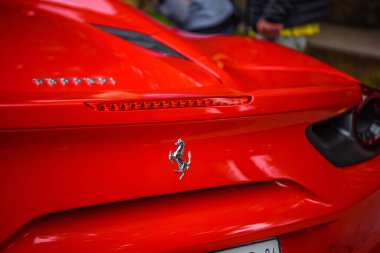 Almanya, Fulda - Jul 2019: kırmızı Ferrari 488 Spider Type F142m coupe dikiz ışıkları İtalyan otomobil üreticisi Ferrari tarafından üretilen bir orta motorlu spor otomobil. Araba 45 için bir güncelleme