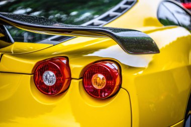 Almanya, Fulda - Jul 2019: Sarı Ferrari F430 Tipi F131 cabrio dikiz ışıkları İtalyan otomobil üreticisi Ferrari tarafından üretilen bir spor otomobil 2004-2009 Ferra halefi olarak
