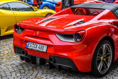 Almanya, Fulda - Jul 2019: kırmızı Ferrari 488 Spider Type F142m coupe dikiz ışıkları İtalyan otomobil üreticisi Ferrari tarafından üretilen bir orta motorlu spor otomobil. Araba 45 için bir güncelleme