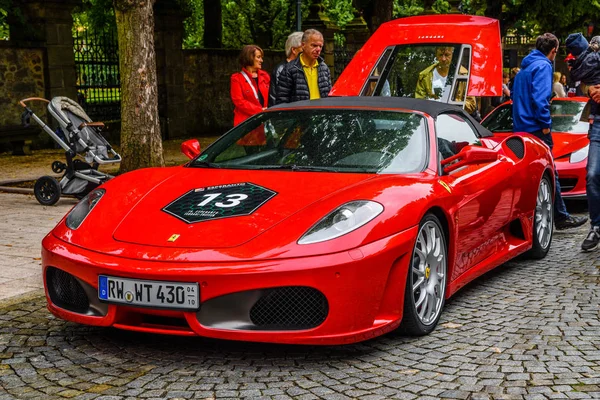 ALEMANIA, FULDA - JUL 2019: rojo FERRARI F430 Tipo F131 cabrio es un automóvil deportivo producido por el fabricante italiano de automóviles Ferrari de 2004 a 2009 como sucesor del Ferrari 360. El coche es un — Foto de Stock