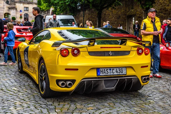 Niemcy, Fulda-lip 2019: lampy z lusterko wsteczne żółtego Ferrari F43 — Zdjęcie stockowe