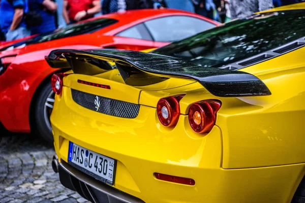 ALEMANHA, FULDA - JUL 2019: luzes retrovisores de amarelo FERRARI F430 Tipo F131 cabrio é um carro esportivo produzido pela fabricante italiana de automóveis Ferrari de 2004 a 2009 como sucessor da Ferra — Fotografia de Stock