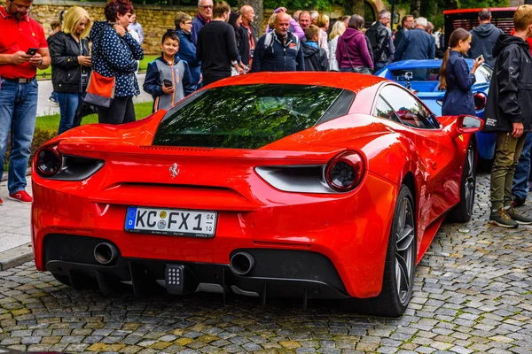 ALEMANIA, FULDA - JUL 2019: luces retrovisoras de rojo FERRARI 488 SPIDER Type F142M coupé es un coche deportivo de motor medio producido por el fabricante italiano de automóviles Ferrari. El coche es una actualización de la 45 — Foto de Stock